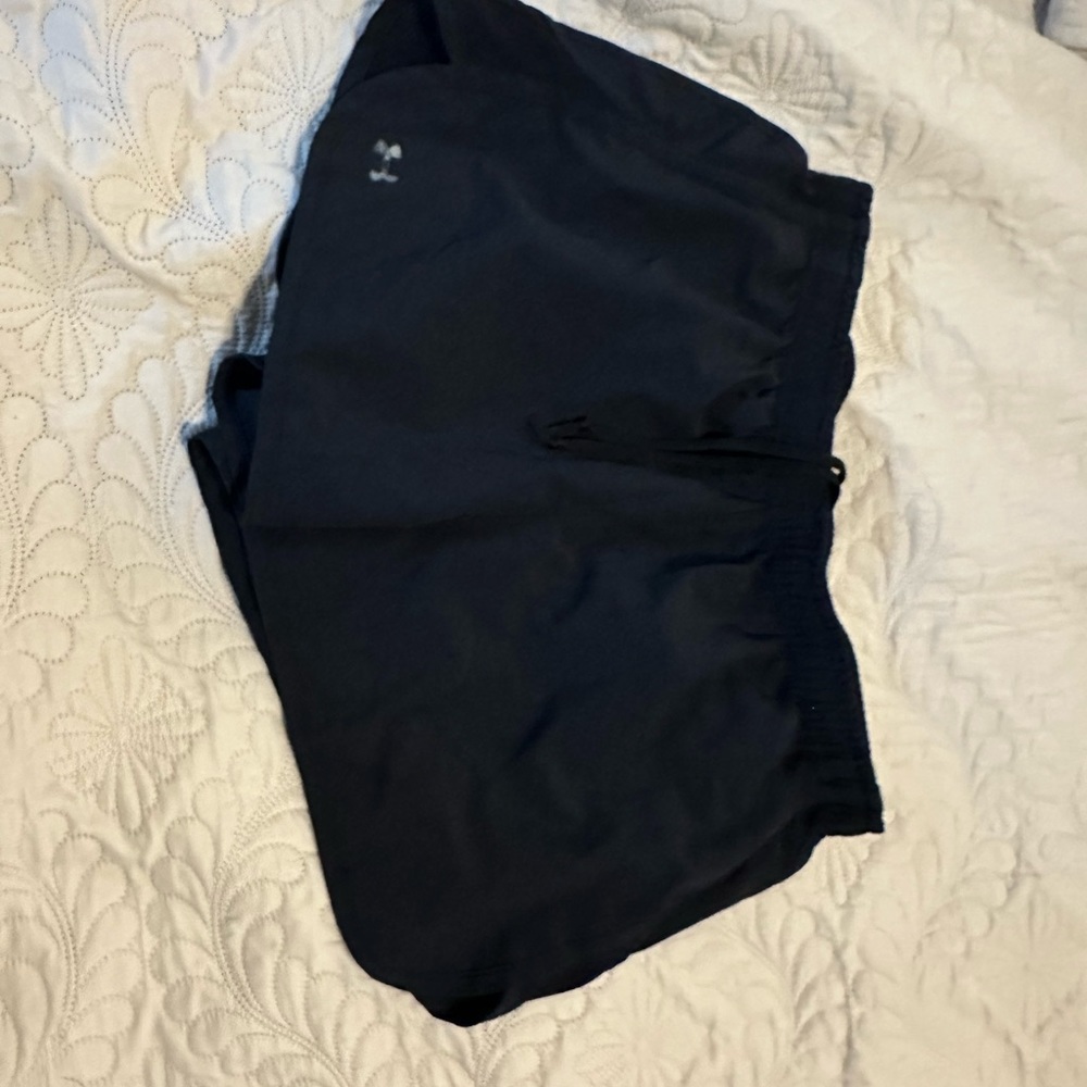Women’s large black under armour shorts